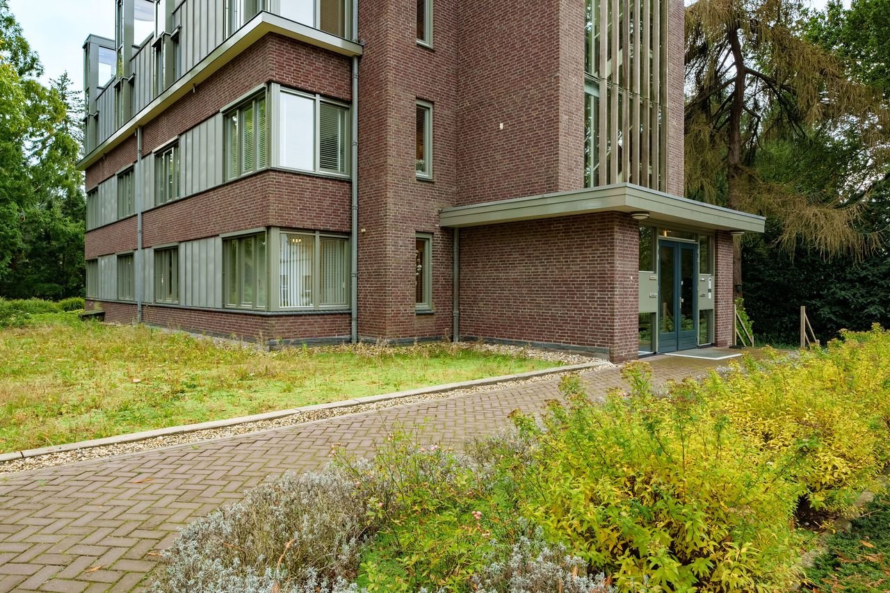 Spacious living (228m²) facing the Arboretum - Image 40