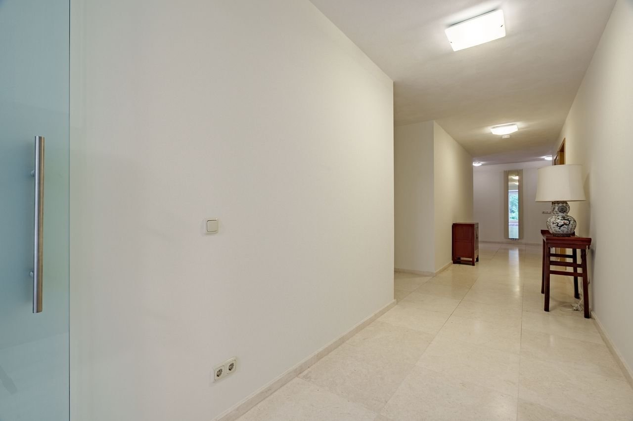Spacious living (228m²) facing the Arboretum - Image 18
