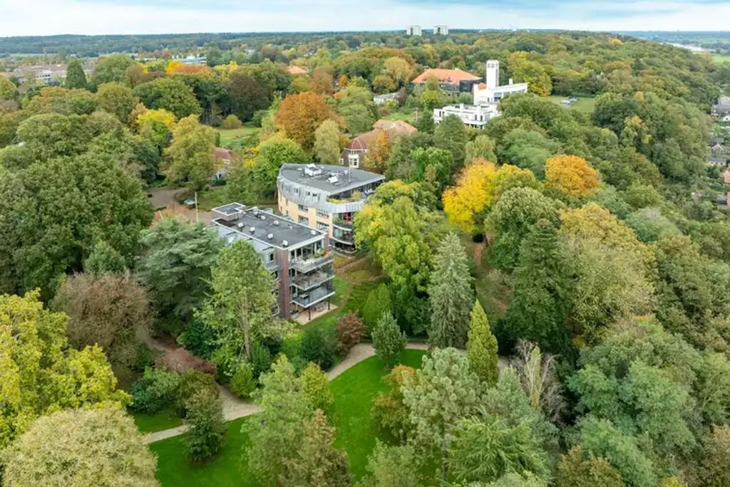 Spacious living (228m²) facing the Arboretum - Image 1