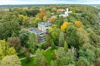 Spacious living (228m²) facing the Arboretum