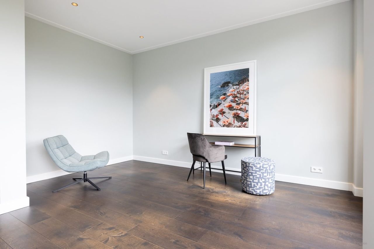Luxury loft with private elevator and balcony - Image 19