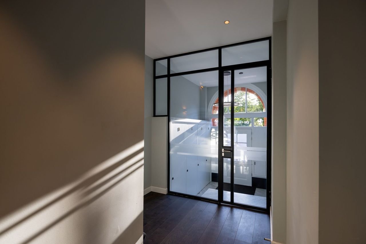 Luxury loft with private elevator and balcony - Image 40