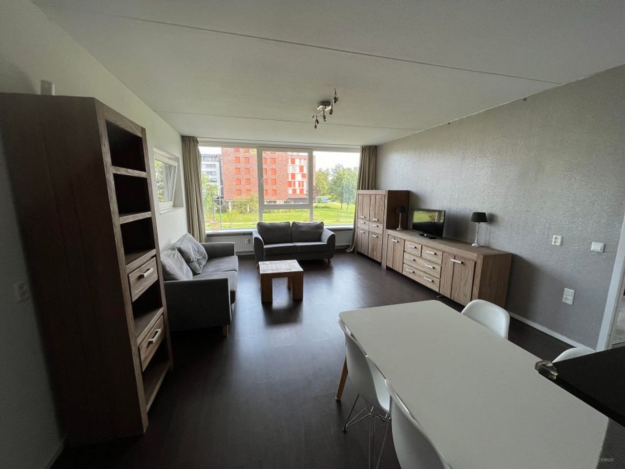Furnished apartment by the park - Image 1