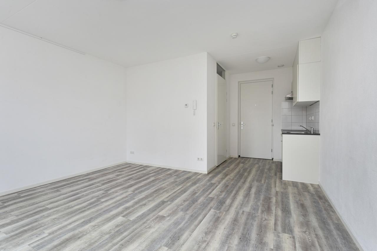 Bright student studio in city center - Image 3