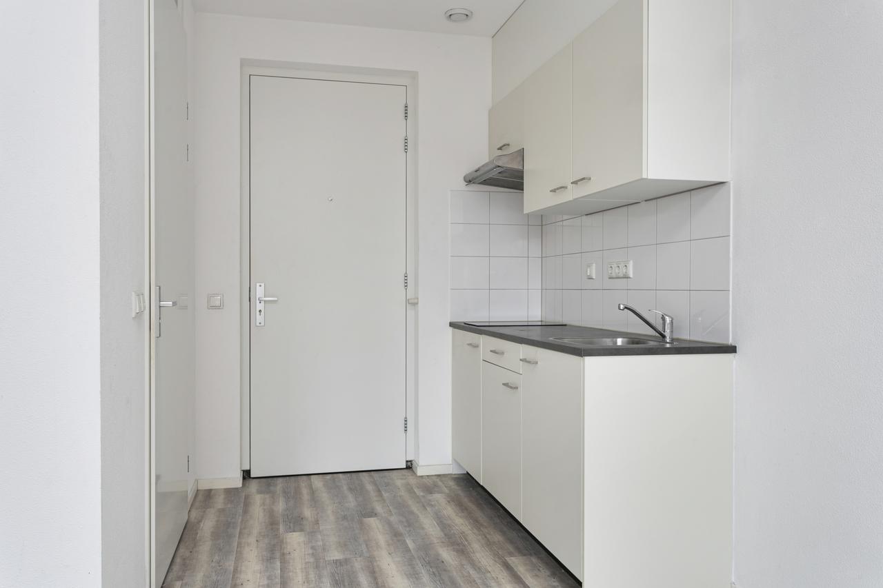 Bright student studio in city center - Image 4