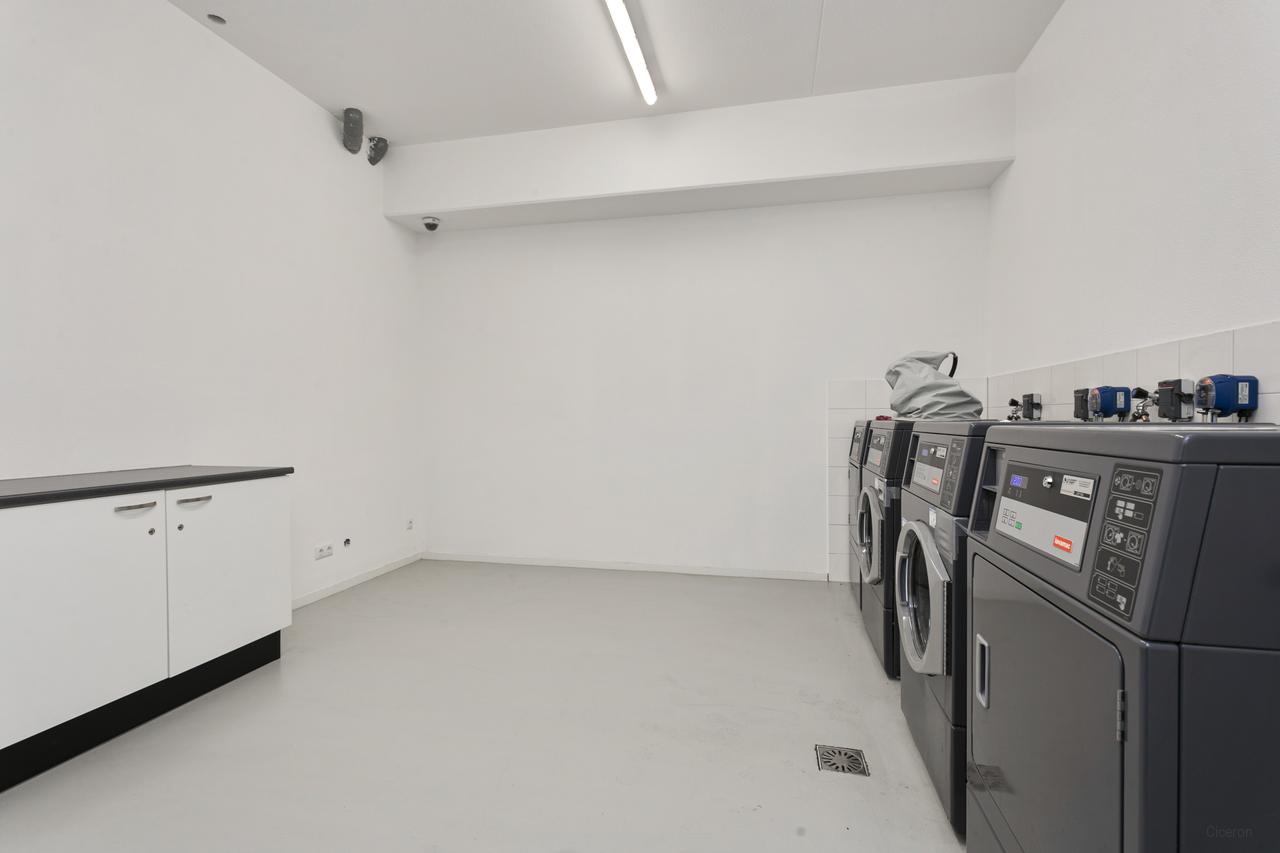 Bright student studio in city center - Image 8