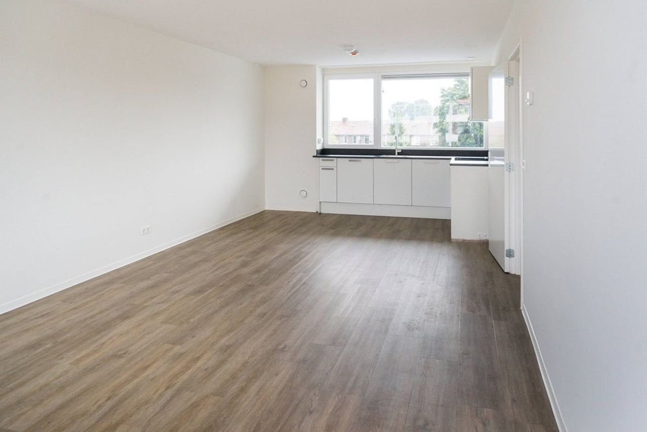 Renovated 3-bedroom apartment - Image 2