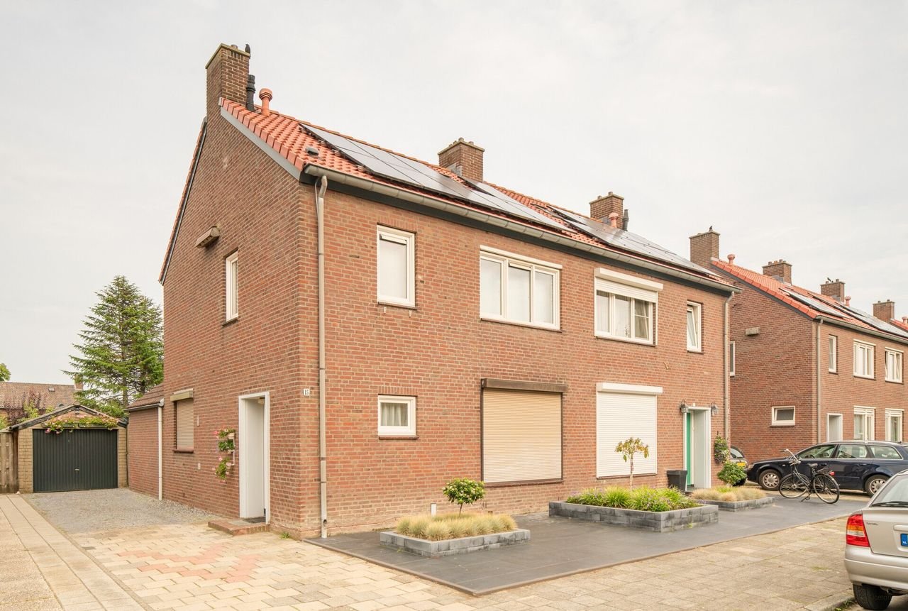 Hoekwoning met tuin en zonnepanelen - Afbeelding 1