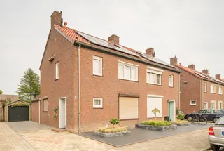 Hoekwoning met tuin en zonnepanelen