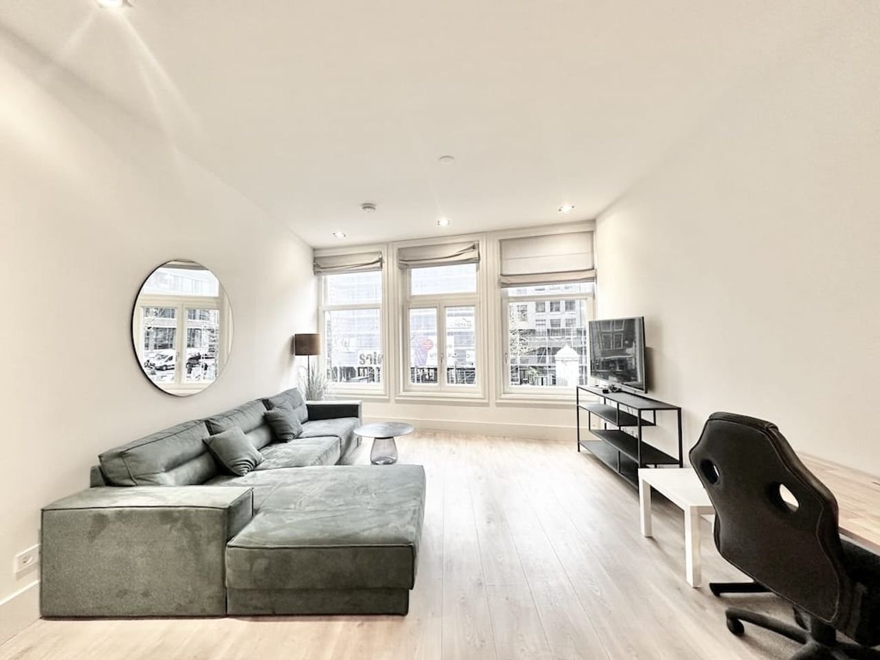 94m² living on the Nieuwezijds Voorburgwal - Image 1