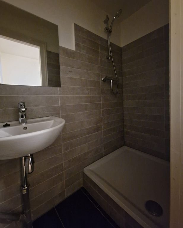 Student room with private bathroom - Image 3