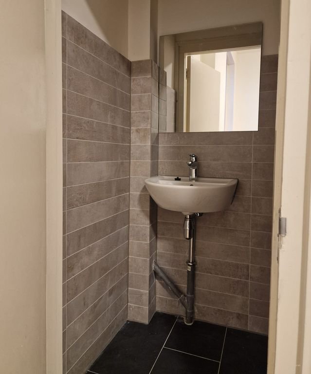 Student room with private bathroom - Image 4