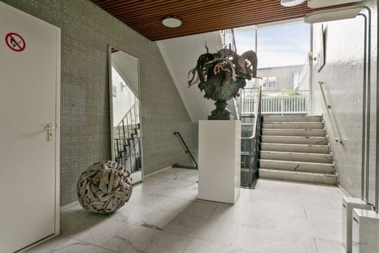 Spacious Living: 130 m² on the Canal - Image 2