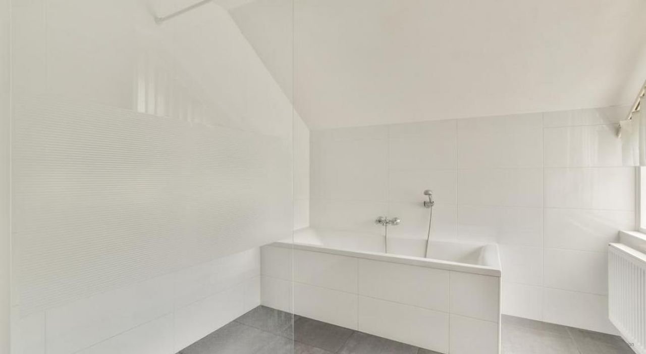 Single-family home with garden and garage - Image 4