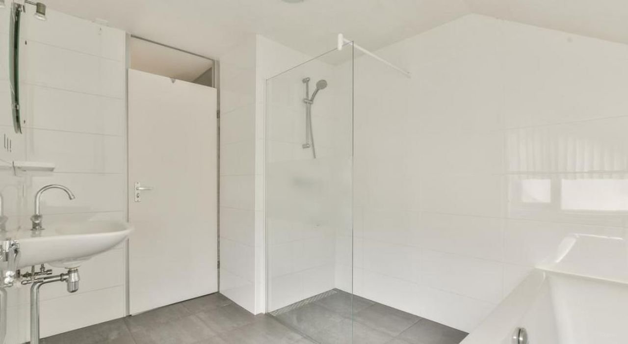 4-bedroom house with garden and garage in Hilversum - Image 5