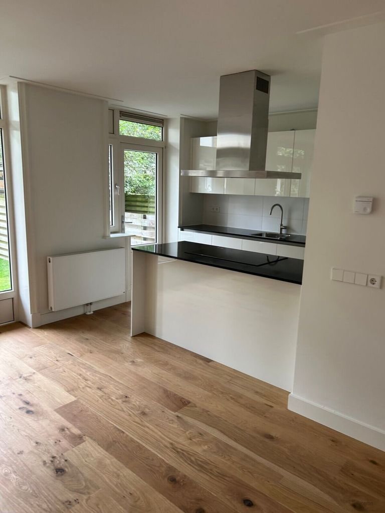 Spacious ground-floor apartment with a 60m² garden in South - Image 3