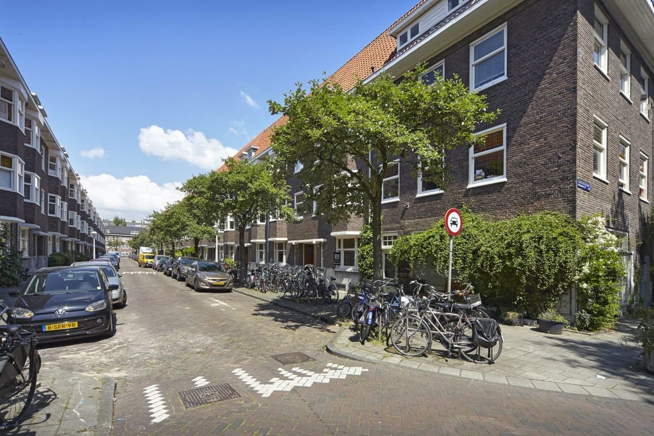 Spacious ground-floor apartment with a 60m² garden in South - Image 1