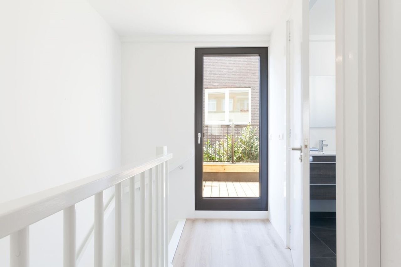 Modern city house with terrace in Spijkerkwartier - Image 9