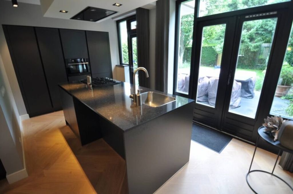 Stylish ground-floor apartment with a spacious garden - Image 3