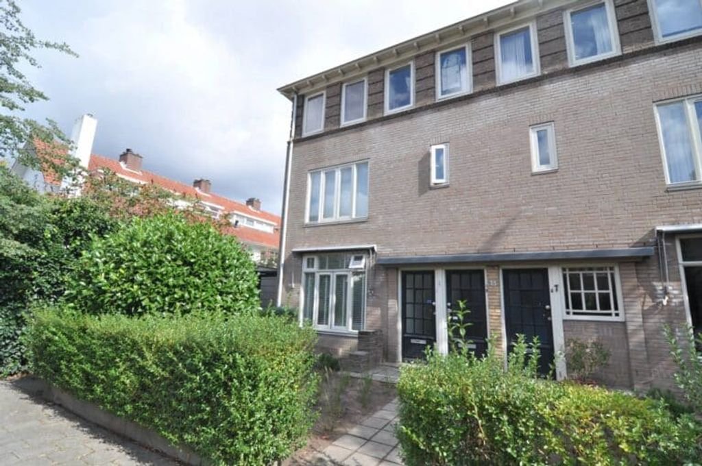 Stylish ground-floor apartment with a spacious garden - Image 1