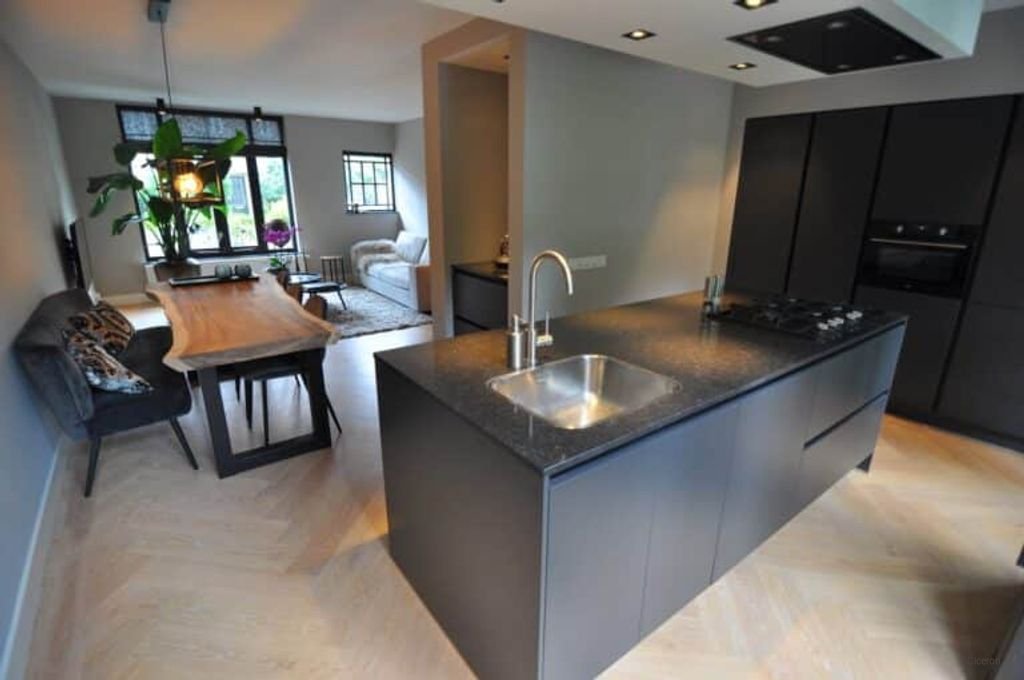 Stylish ground-floor apartment with a spacious garden - Image 2