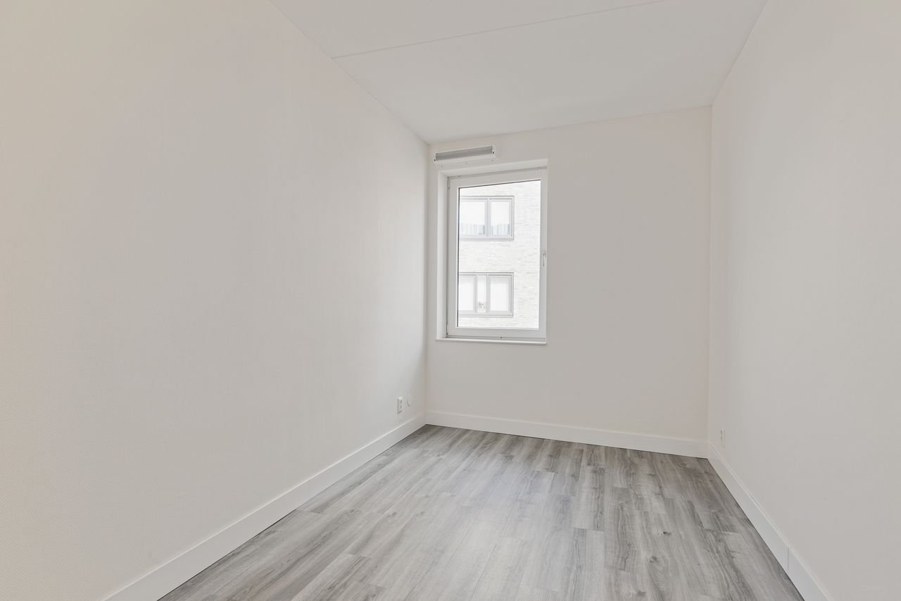 Spacious 4-room apartment in Caland Dock - Image 7
