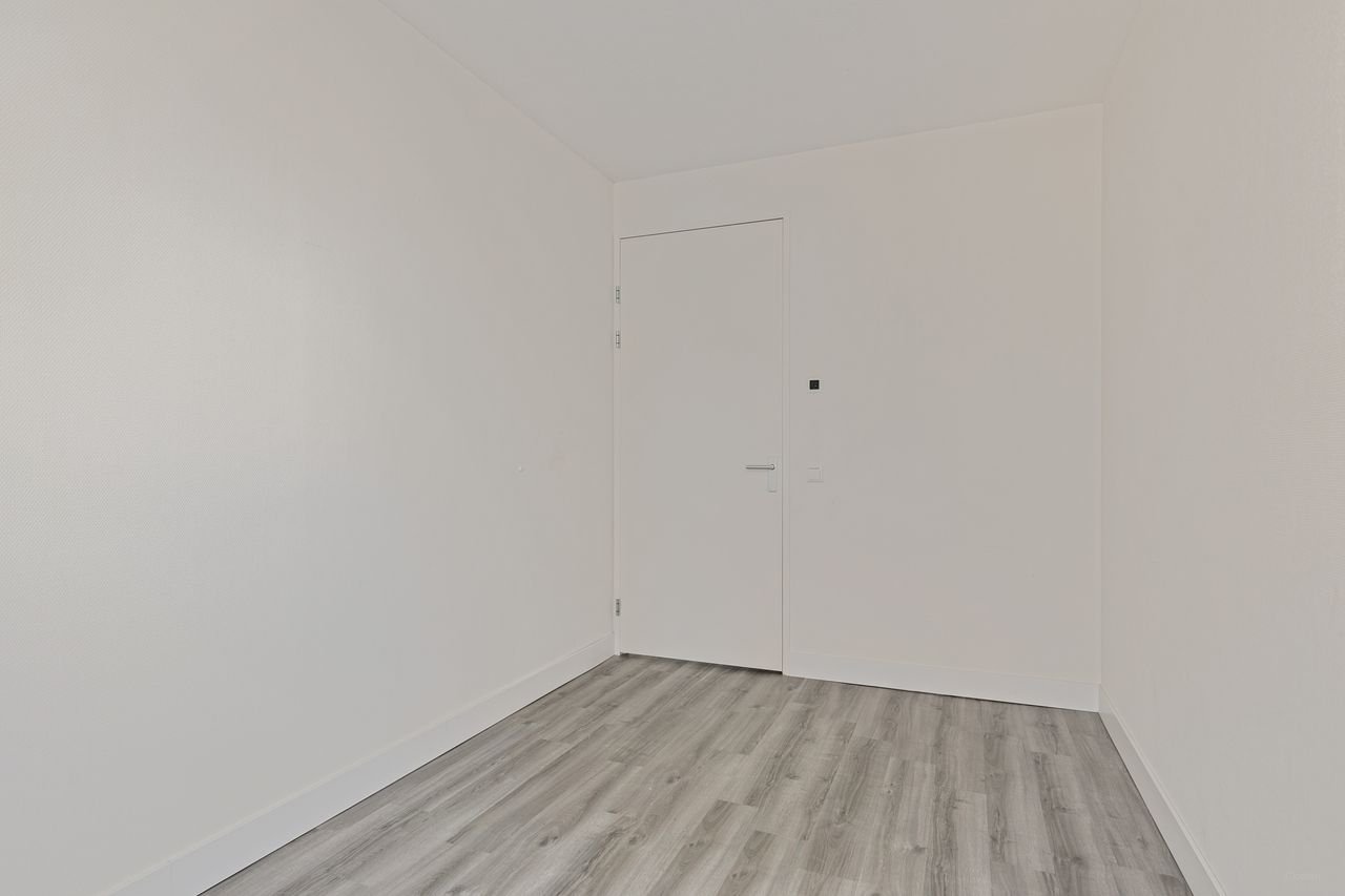 Spacious 4-room apartment in Caland Dock - Image 8