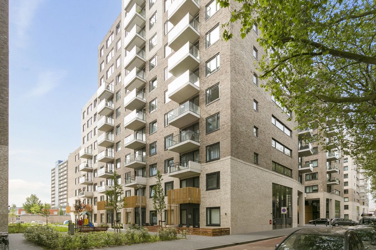 Spacious 4-room apartment in Caland Dock - Image 1