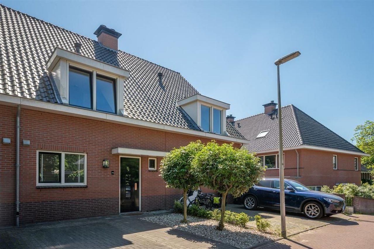 Spacious family home with south-facing garden in Boomberg - Image 1