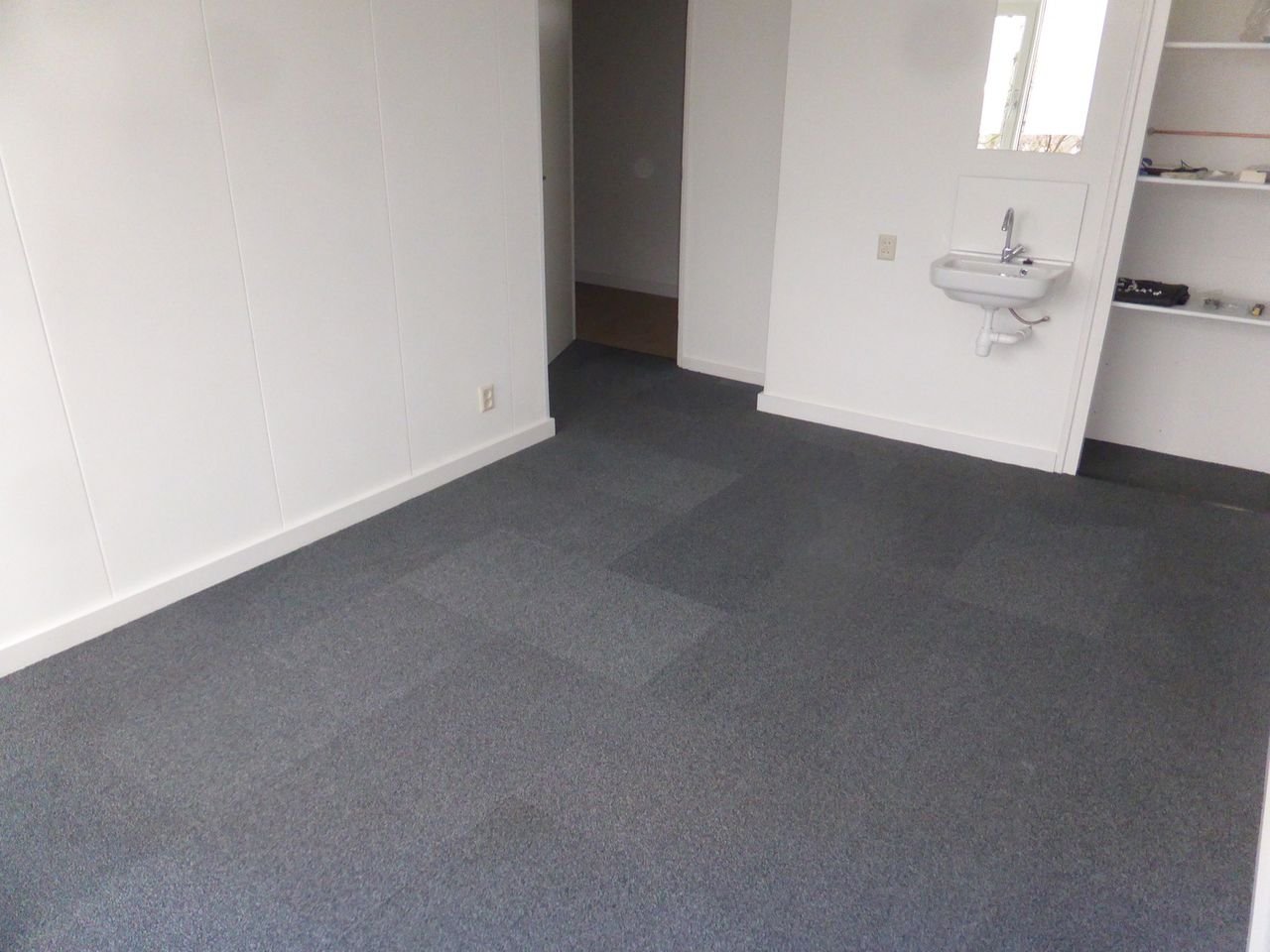 Kamer met wastafel vlakbij de universiteit - Afbeelding 1