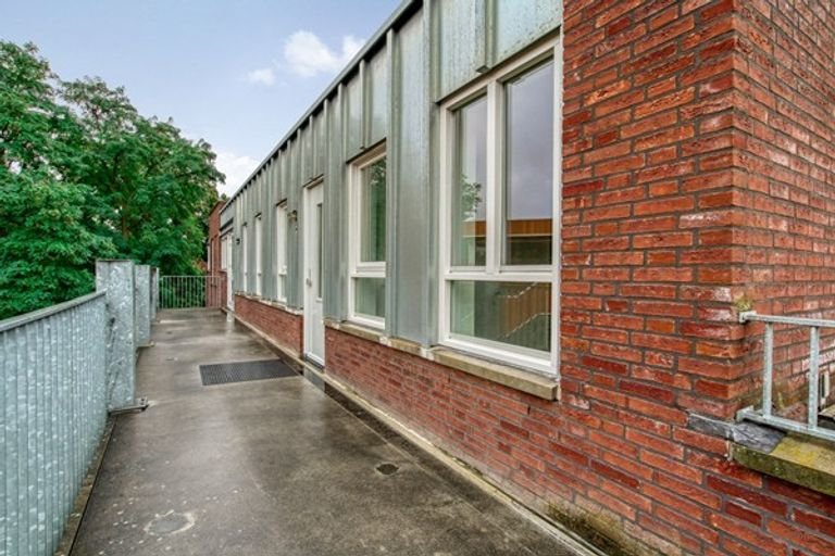 Spacious apartment with elevator and parking space - Image 17