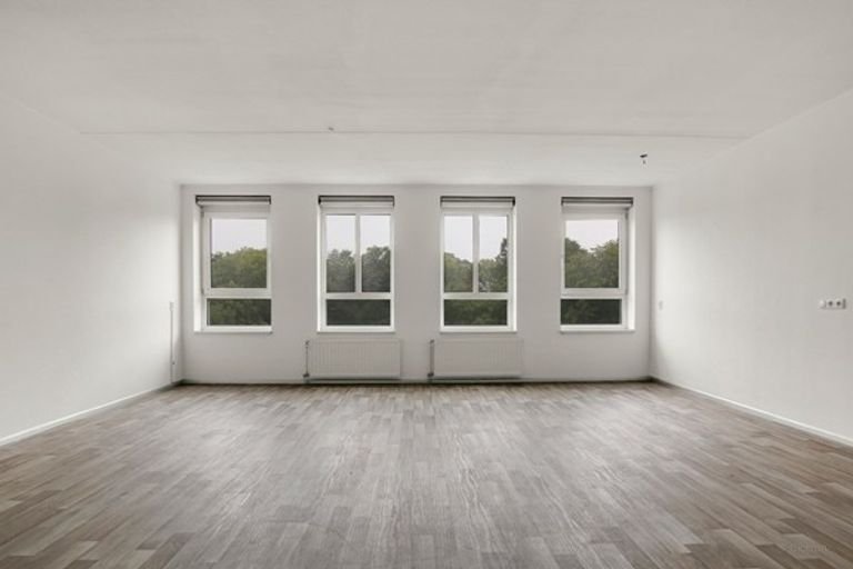 Spacious apartment with elevator and parking space - Image 12