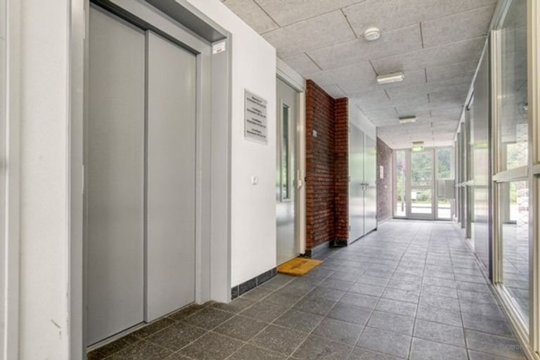 Spacious apartment with elevator and parking space - Image 8