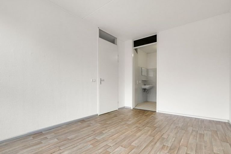 Spacious apartment with elevator and parking space - Image 14