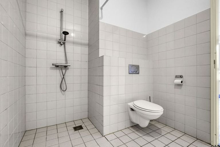 Spacious apartment with elevator and parking space - Image 16