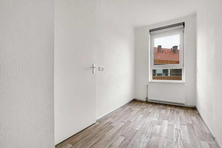 Spacious apartment with elevator and parking space - Image 13