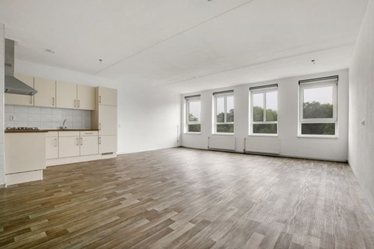 Spacious apartment with elevator and parking space - Image 3