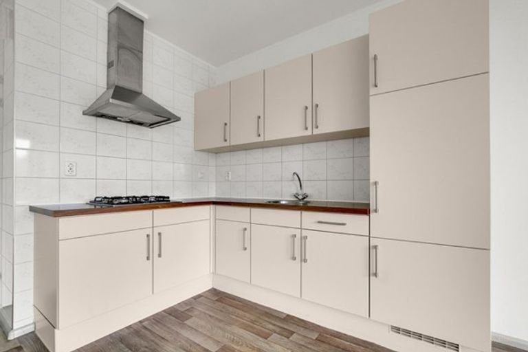 Spacious apartment with elevator and parking space - Image 4