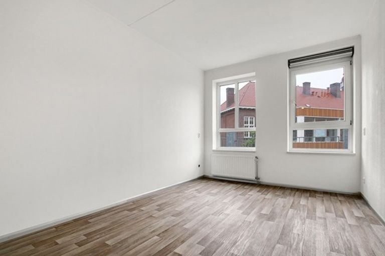 Spacious apartment with elevator and parking space - Image 5