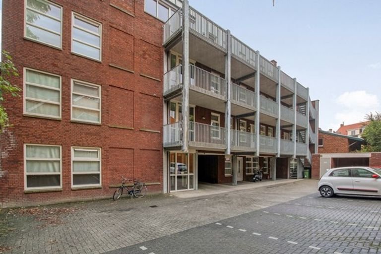 Spacious apartment with elevator and parking space - Image 2