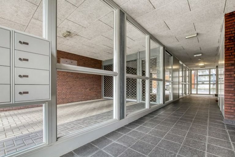 Spacious apartment with elevator and parking space - Image 7