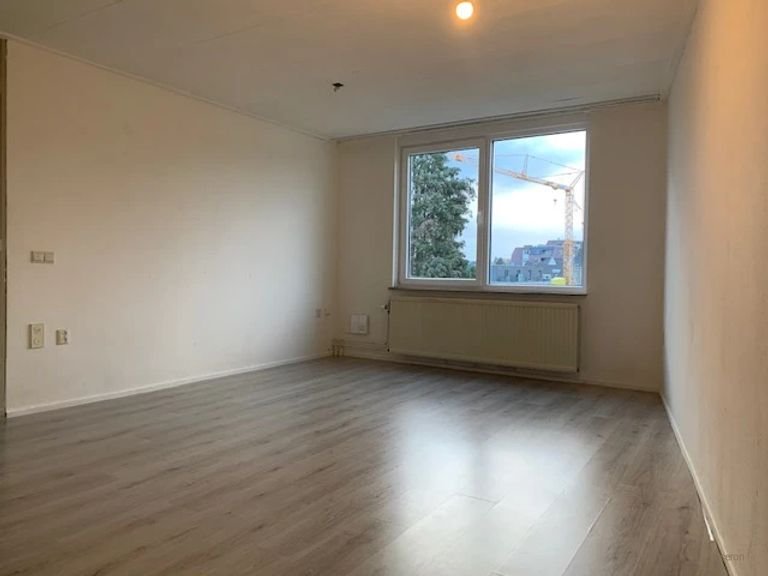 Top-floor apartment with private parking in Valkenburg - Image 4