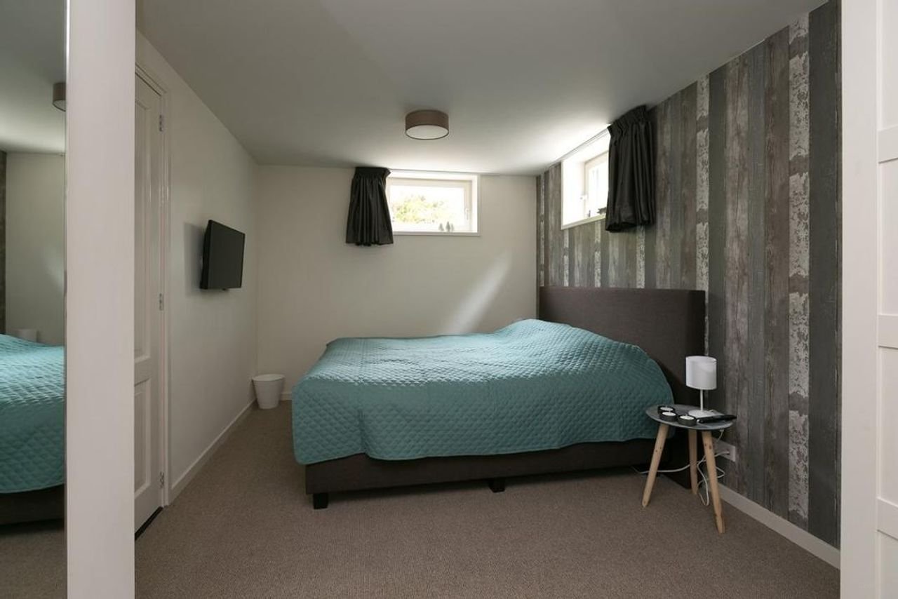 Detached villa with large garden - Image 17