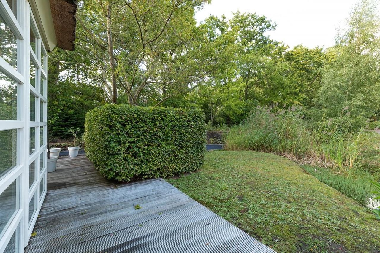 Detached villa with large garden - Image 29