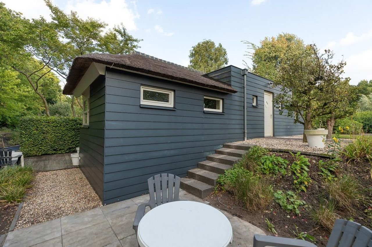 Detached villa with large garden - Image 2