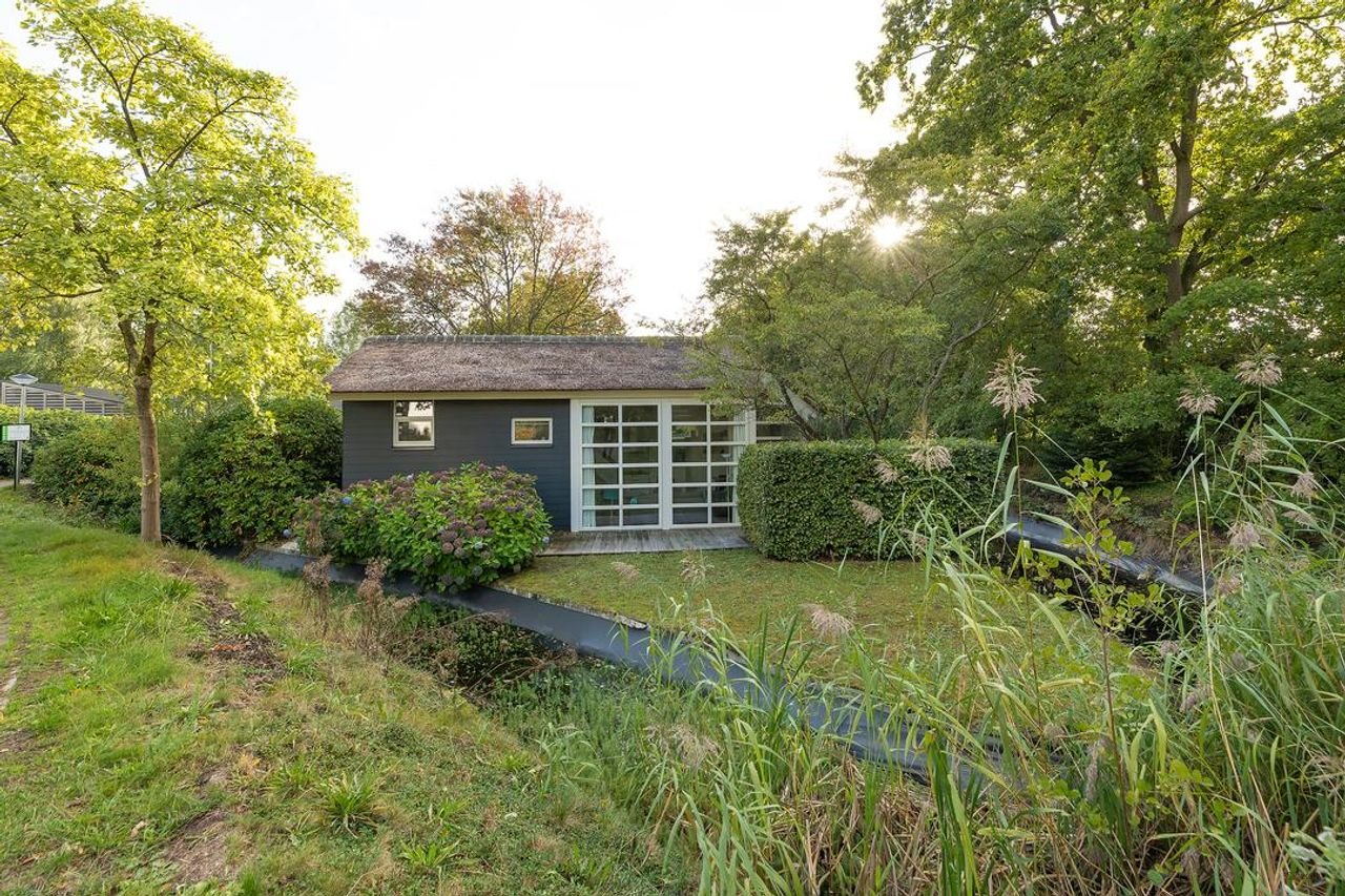 Detached villa with large garden - Image 27