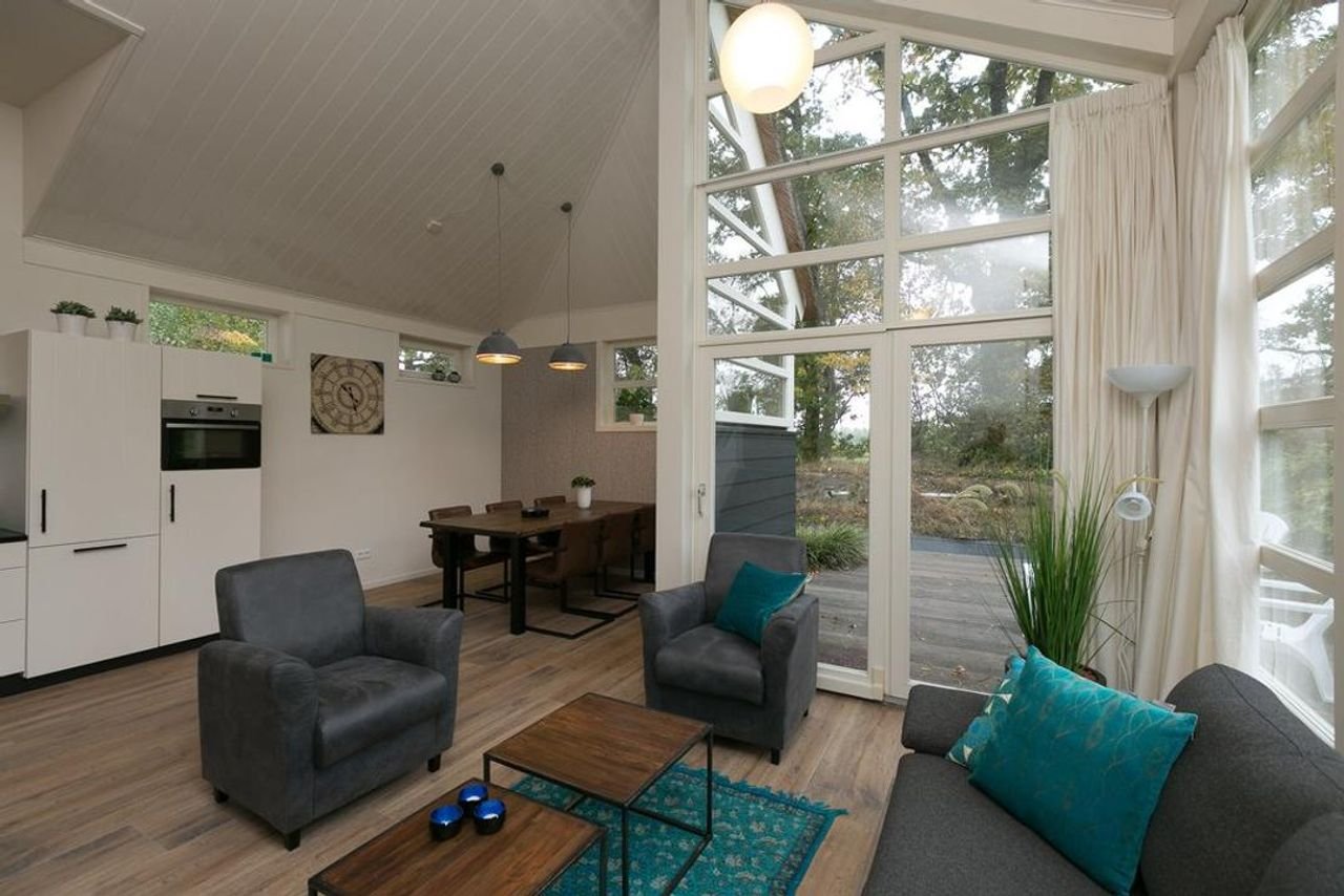 Detached villa with large garden - Image 10