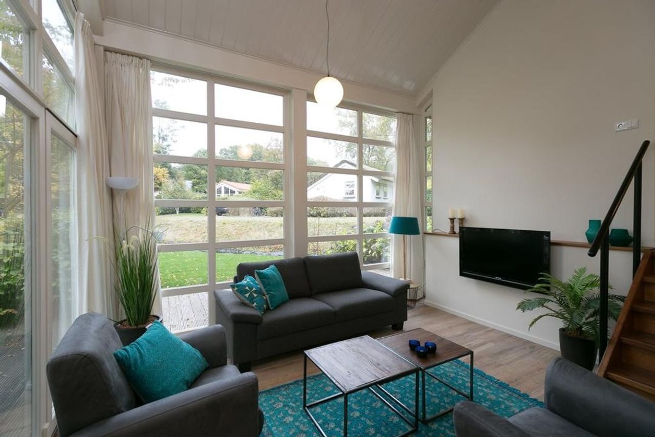 Detached villa with large garden - Image 9