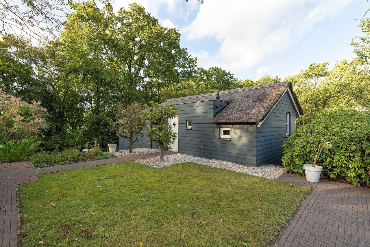Detached villa with large garden - Image 1
