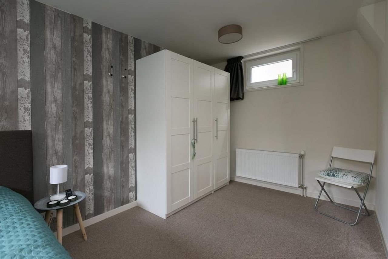 Detached villa with large garden - Image 18